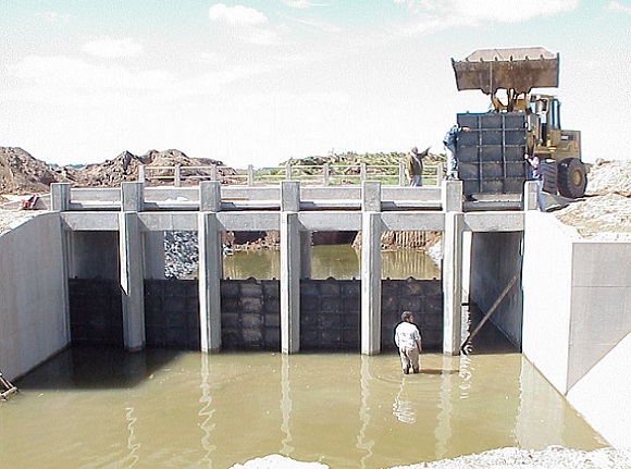 Obra hidraulica con compuertas